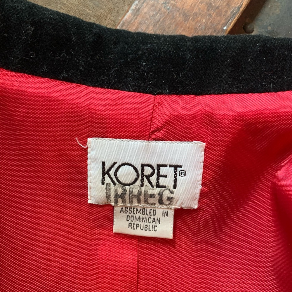 Vintage 1980s Koret 100% wool red blazer with black velvet trim. Size 14 - Picture 3 of 4